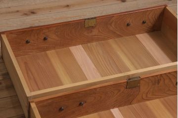 アンティーク家具　前面欅材　漆塗り　作りの良い和製アンティークワードローブ(洋服箪笥)