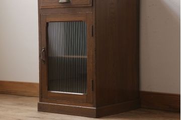アンティーク家具　モールガラス入り!栓材製サイドテーブル(収納棚)