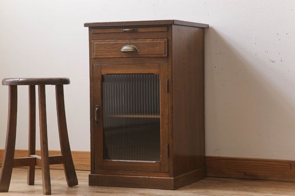 アンティーク家具　モールガラス入り!栓材製サイドテーブル(収納棚)