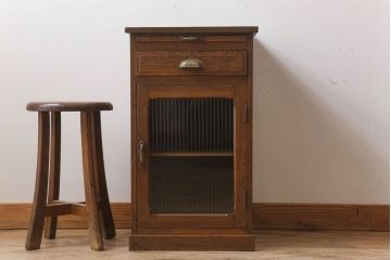 アンティーク家具　モールガラス入り!栓材製サイドテーブル(収納棚)