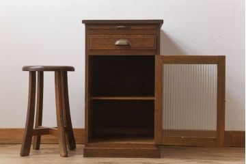 アンティーク家具　モールガラス入り!栓材製サイドテーブル(収納棚)