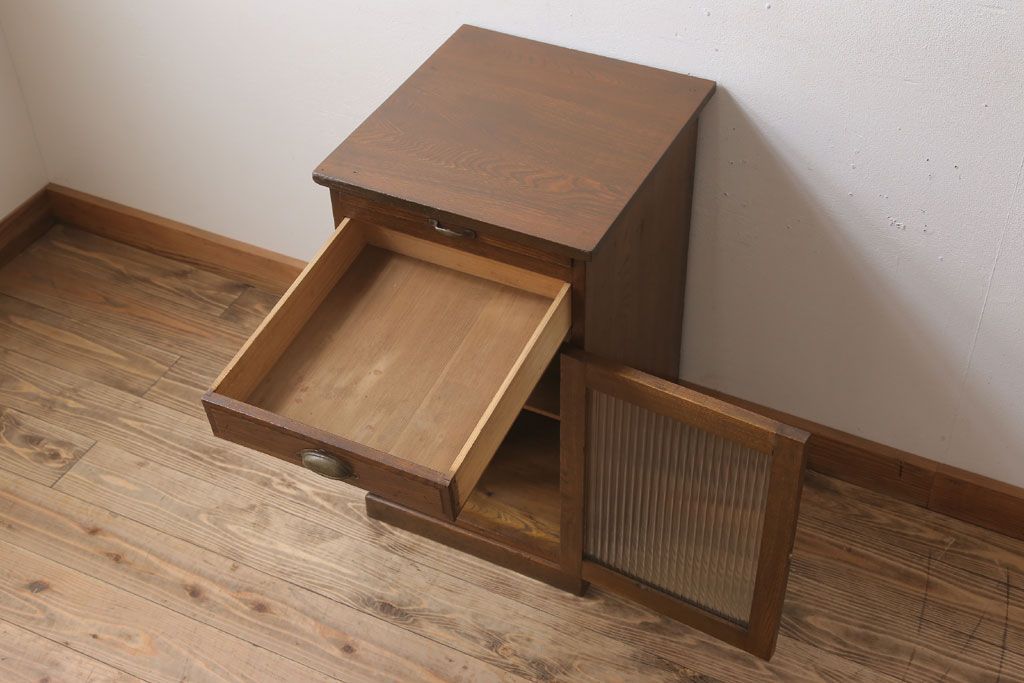 アンティーク家具　モールガラス入り!栓材製サイドテーブル(収納棚)