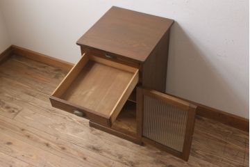 アンティーク家具　モールガラス入り!栓材製サイドテーブル(収納棚)