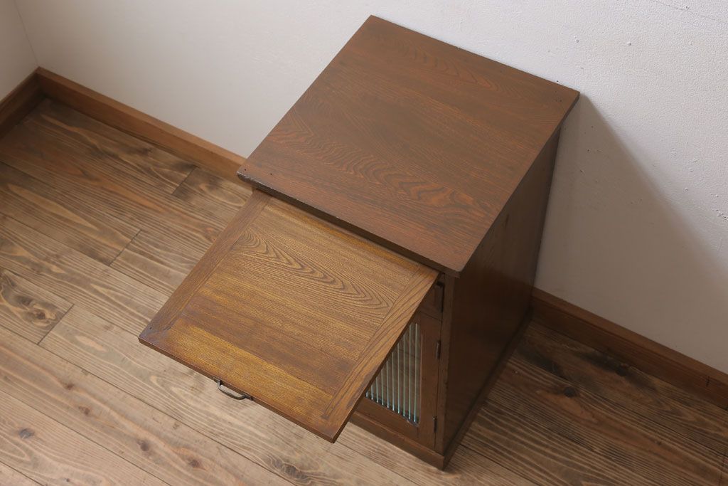 アンティーク家具　モールガラス入り!栓材製サイドテーブル(収納棚)