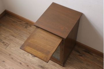 アンティーク家具　モールガラス入り!栓材製サイドテーブル(収納棚)