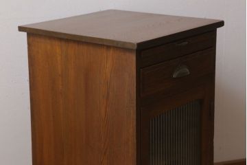 アンティーク家具　モールガラス入り!栓材製サイドテーブル(収納棚)