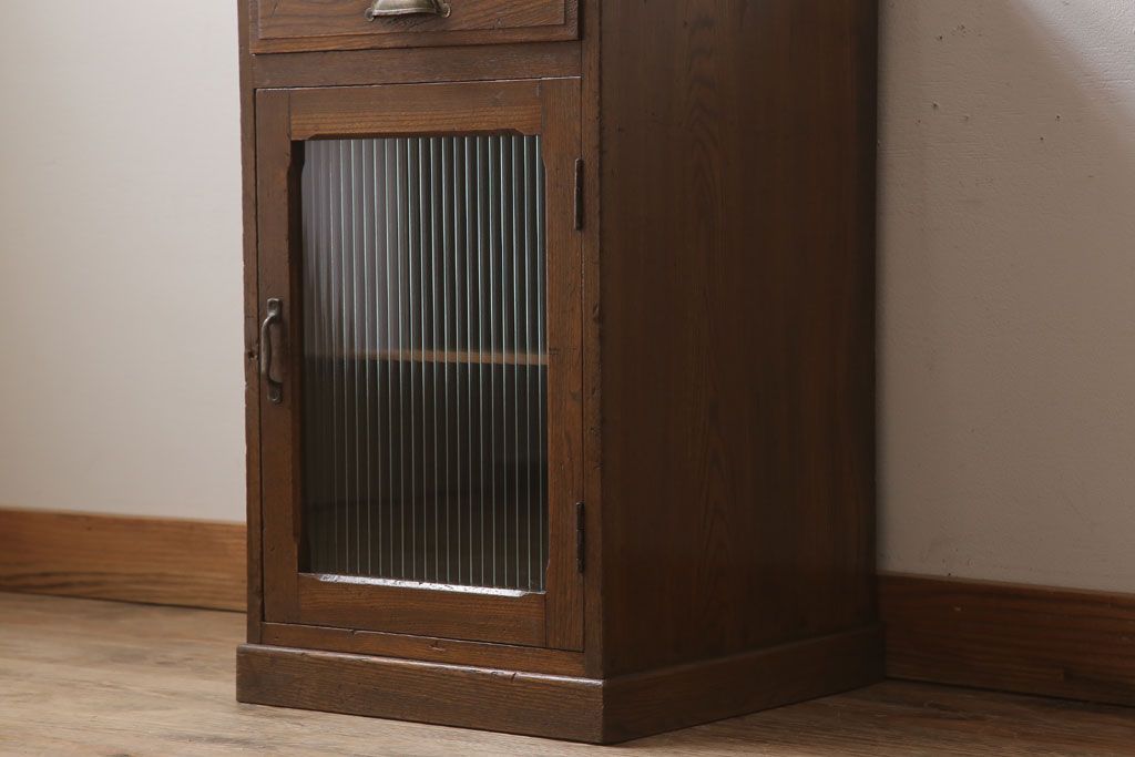 アンティーク家具　モールガラス入り!栓材製サイドテーブル(収納棚)