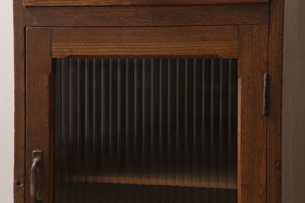 アンティーク家具　モールガラス入り!栓材製サイドテーブル(収納棚)