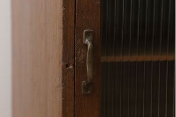 アンティーク家具　モールガラス入り!栓材製サイドテーブル(収納棚)