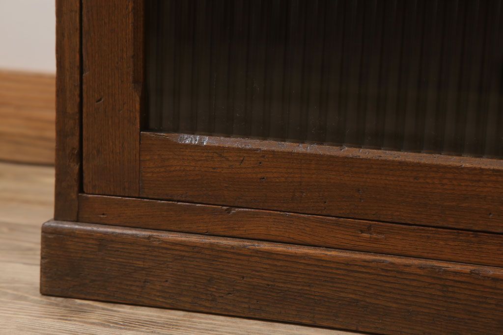 アンティーク家具　モールガラス入り!栓材製サイドテーブル(収納棚)