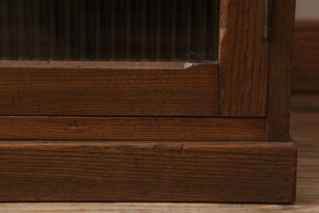 アンティーク家具　モールガラス入り!栓材製サイドテーブル(収納棚)