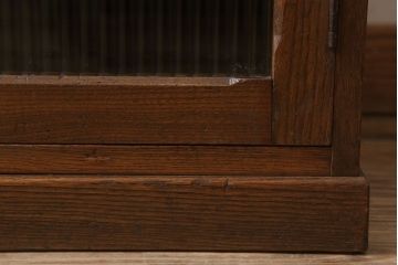 アンティーク家具　モールガラス入り!栓材製サイドテーブル(収納棚)