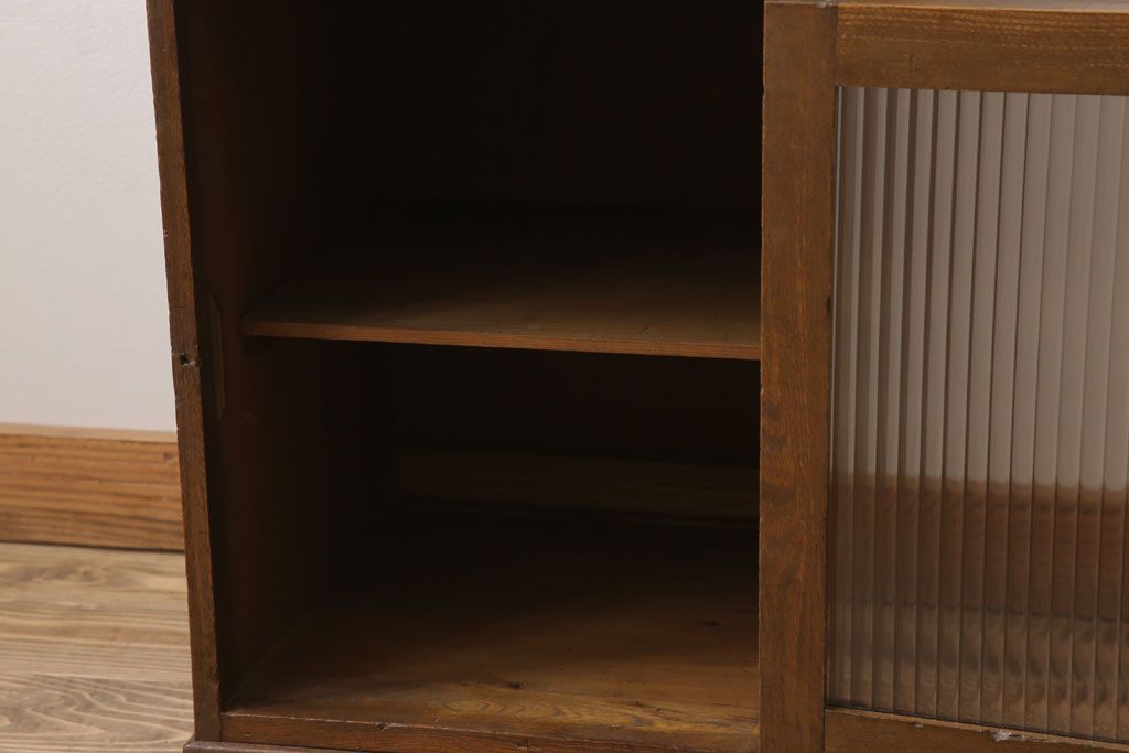 アンティーク家具　モールガラス入り!栓材製サイドテーブル(収納棚)