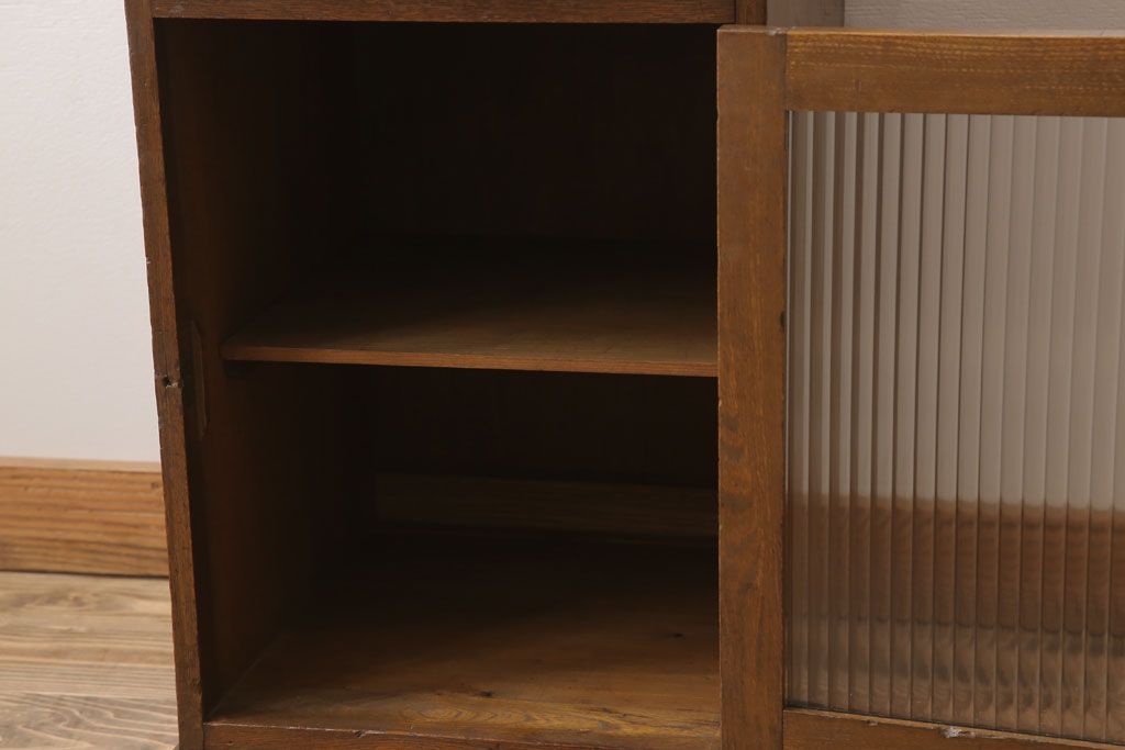 アンティーク家具　モールガラス入り!栓材製サイドテーブル(収納棚)