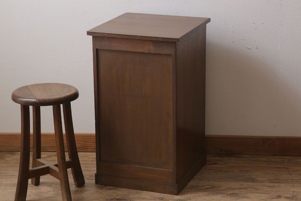 アンティーク家具　モールガラス入り!栓材製サイドテーブル(収納棚)