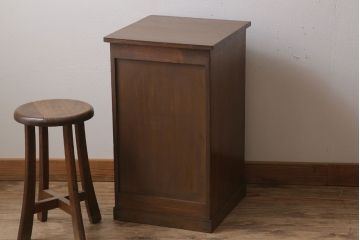 アンティーク家具　モールガラス入り!栓材製サイドテーブル(収納棚)