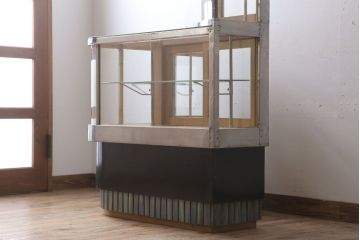 レトロ家具　アンティーク　レトロなデザイン!タバコ屋のRガラスショーケース(ガラスケース)