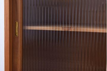アンティーク家具　ナチュラルスタイル　モールガラス入り　和製アンティークの脚付き収納棚(戸棚)