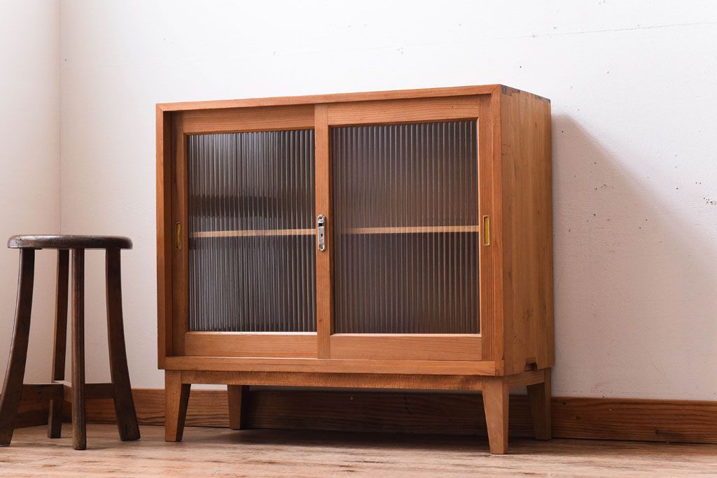 アンティーク家具　ナチュラルスタイル　モールガラス入り　和製アンティークの脚付き収納棚(戸棚)