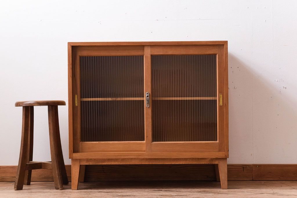 アンティーク家具　ナチュラルスタイル　モールガラス入り　和製アンティークの脚付き収納棚(戸棚)