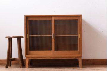 アンティーク家具　ナチュラルスタイル　モールガラス入り　和製アンティークの脚付き収納棚(戸棚)