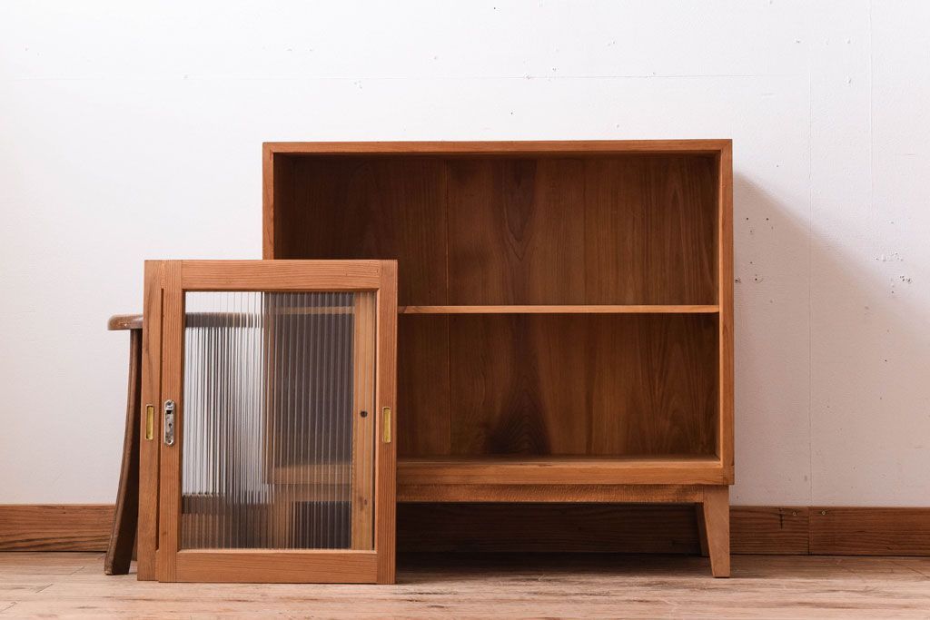 アンティーク家具　ナチュラルスタイル　モールガラス入り　和製アンティークの脚付き収納棚(戸棚)