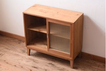 アンティーク家具　ナチュラルスタイル　モールガラス入り　和製アンティークの脚付き収納棚(戸棚)