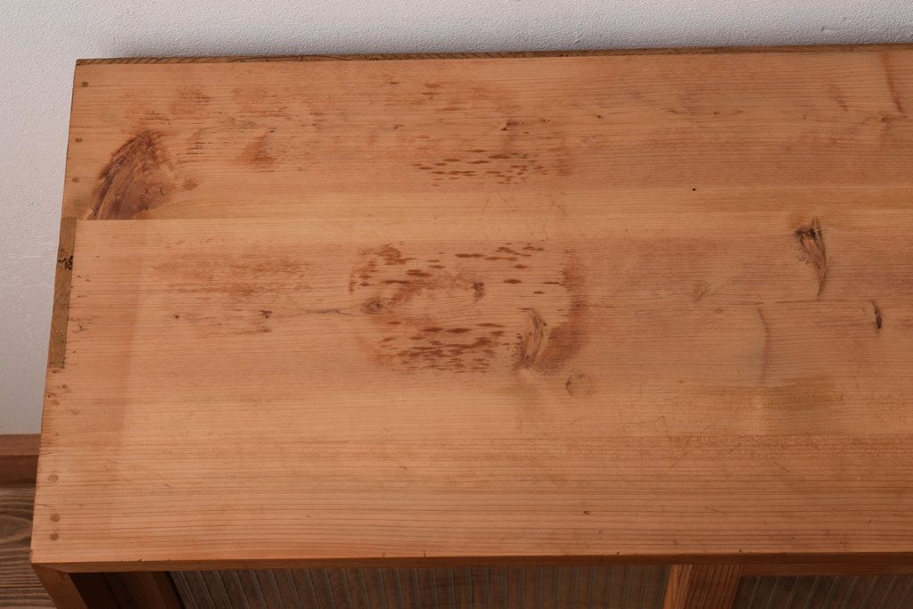 アンティーク家具　ナチュラルスタイル　モールガラス入り　和製アンティークの脚付き収納棚(戸棚)