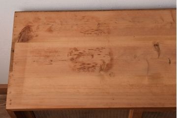 アンティーク家具　ナチュラルスタイル　モールガラス入り　和製アンティークの脚付き収納棚(戸棚)