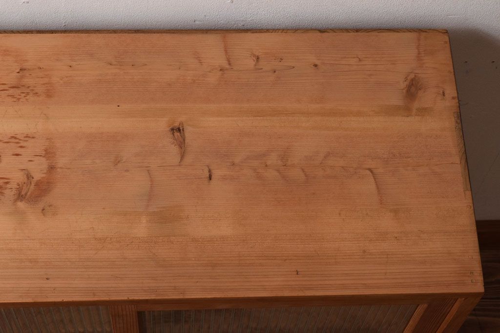 アンティーク家具　ナチュラルスタイル　モールガラス入り　和製アンティークの脚付き収納棚(戸棚)