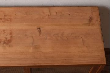 アンティーク家具　ナチュラルスタイル　モールガラス入り　和製アンティークの脚付き収納棚(戸棚)