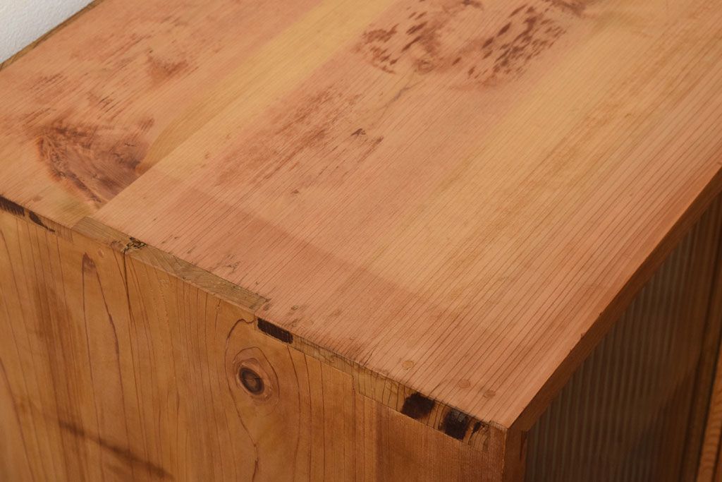 アンティーク家具　ナチュラルスタイル　モールガラス入り　和製アンティークの脚付き収納棚(戸棚)