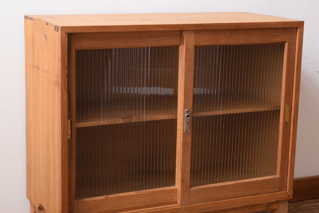 アンティーク家具　ナチュラルスタイル　モールガラス入り　和製アンティークの脚付き収納棚(戸棚)