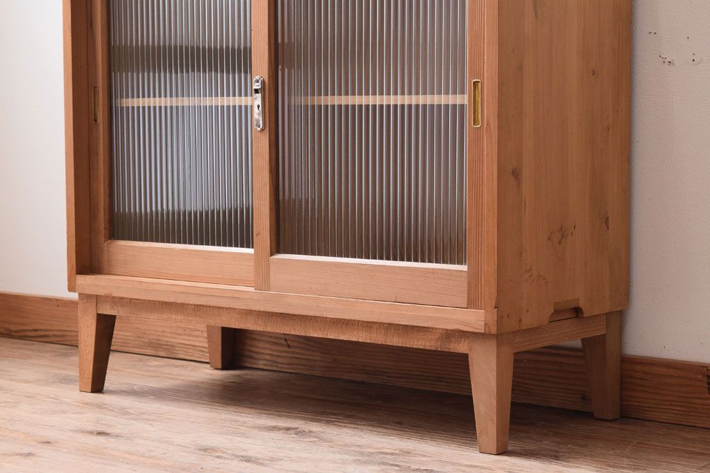 アンティーク家具　ナチュラルスタイル　モールガラス入り　和製アンティークの脚付き収納棚(戸棚)