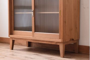 アンティーク家具　ナチュラルスタイル　モールガラス入り　和製アンティークの脚付き収納棚(戸棚)