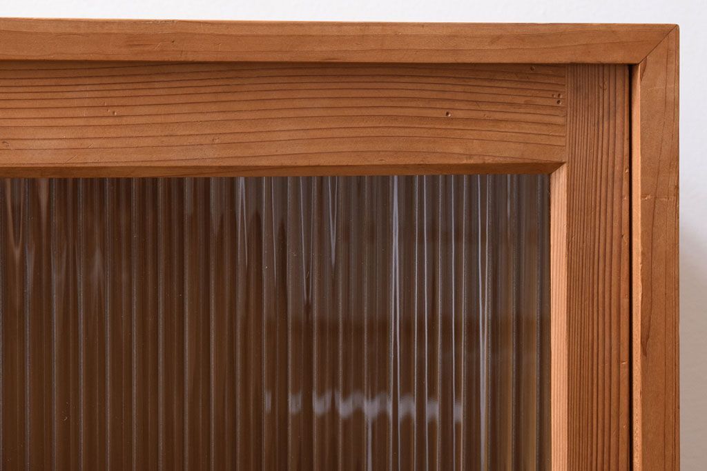 アンティーク家具　ナチュラルスタイル　モールガラス入り　和製アンティークの脚付き収納棚(戸棚)