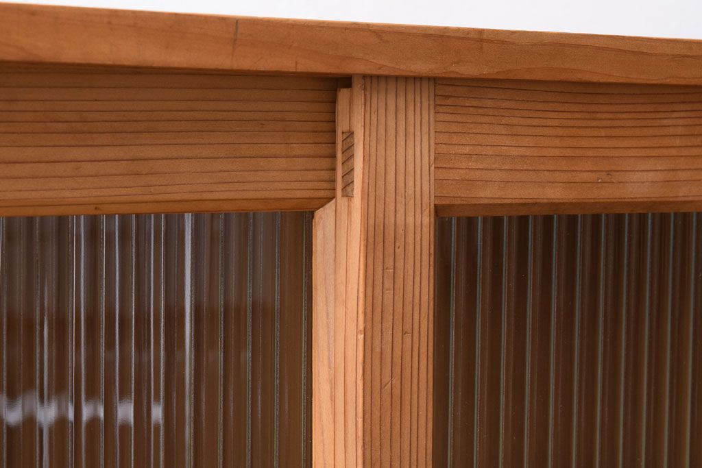 アンティーク家具　ナチュラルスタイル　モールガラス入り　和製アンティークの脚付き収納棚(戸棚)