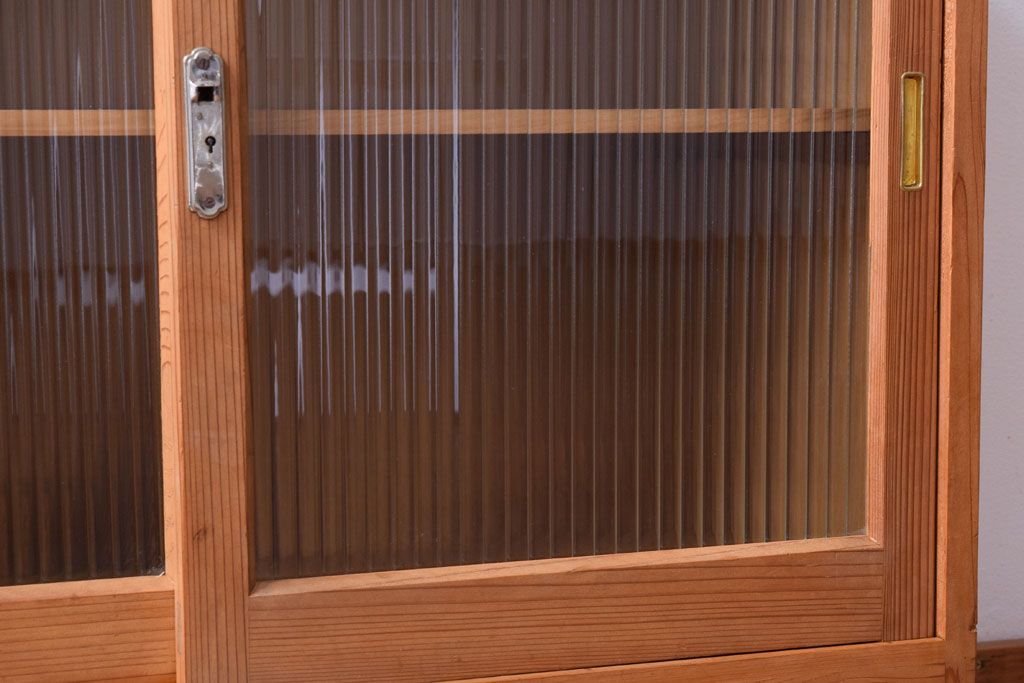 アンティーク家具　ナチュラルスタイル　モールガラス入り　和製アンティークの脚付き収納棚(戸棚)