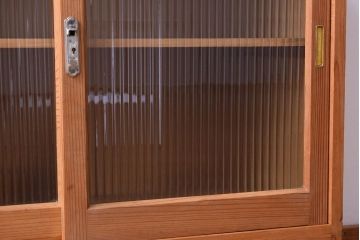 アンティーク家具　ナチュラルスタイル　モールガラス入り　和製アンティークの脚付き収納棚(戸棚)