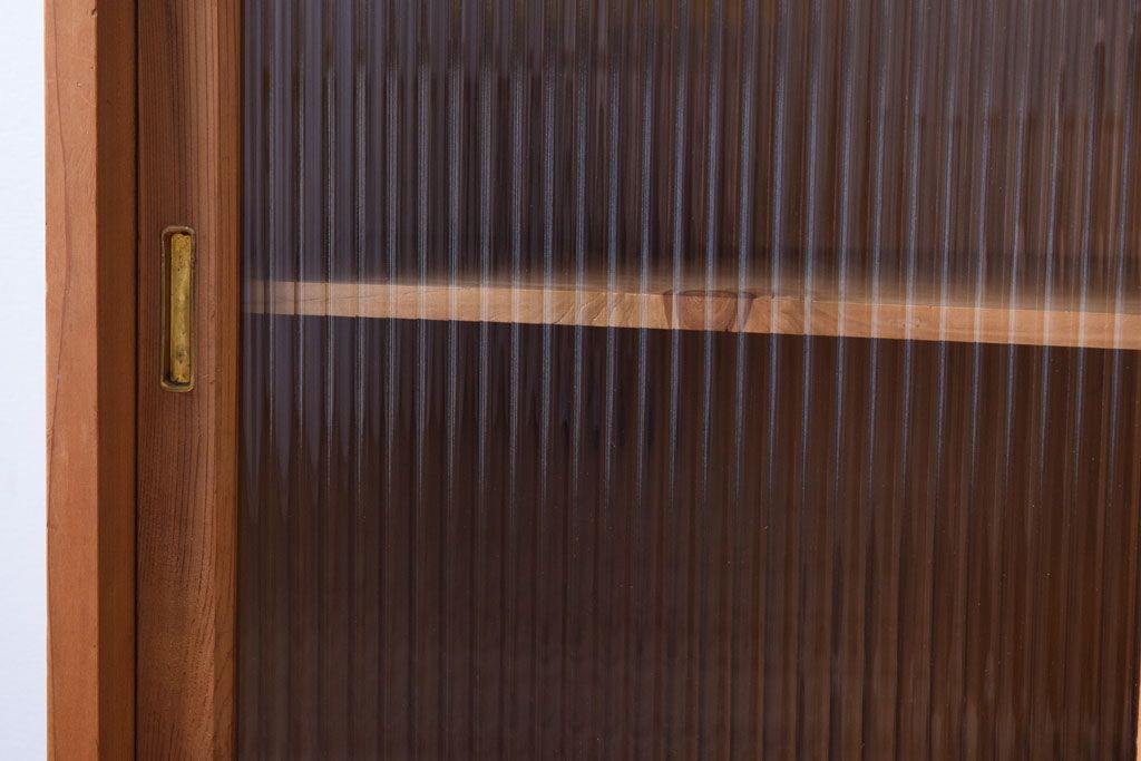 アンティーク家具　ナチュラルスタイル　モールガラス入り　和製アンティークの脚付き収納棚(戸棚)