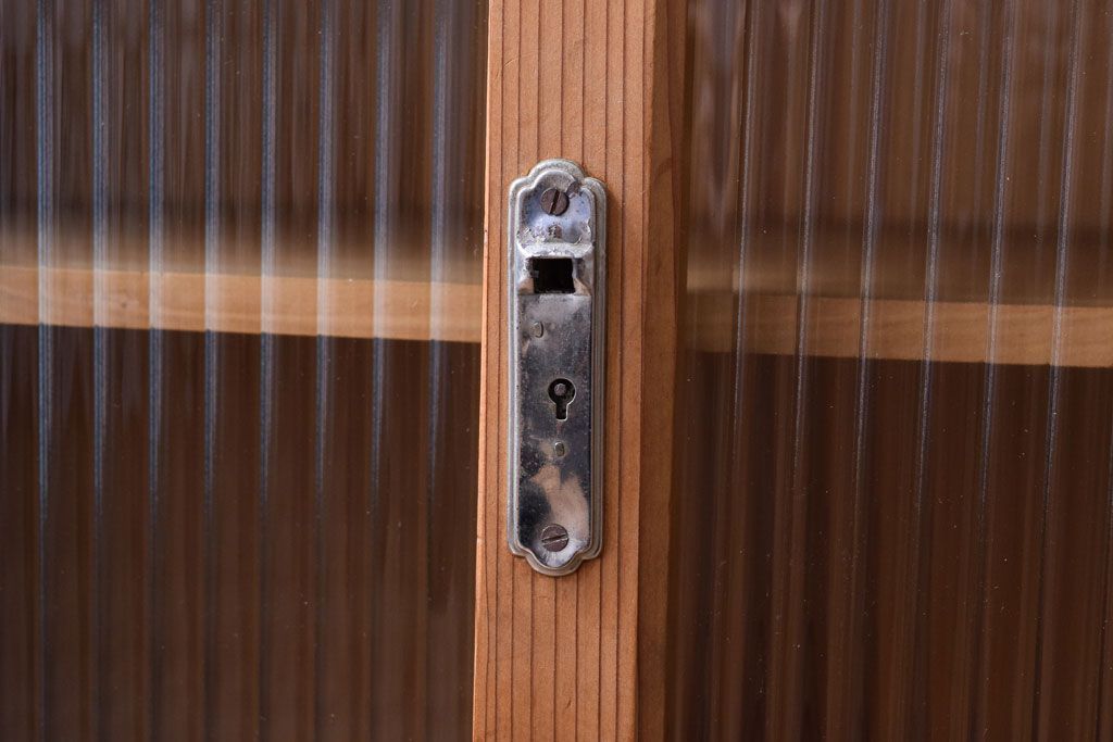 アンティーク家具　ナチュラルスタイル　モールガラス入り　和製アンティークの脚付き収納棚(戸棚)