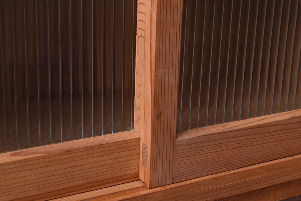 アンティーク家具　ナチュラルスタイル　モールガラス入り　和製アンティークの脚付き収納棚(戸棚)