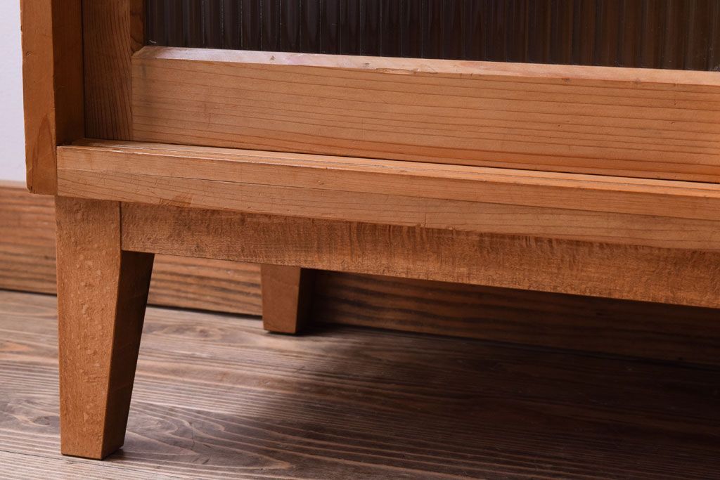 アンティーク家具　ナチュラルスタイル　モールガラス入り　和製アンティークの脚付き収納棚(戸棚)