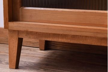 アンティーク家具　ナチュラルスタイル　モールガラス入り　和製アンティークの脚付き収納棚(戸棚)