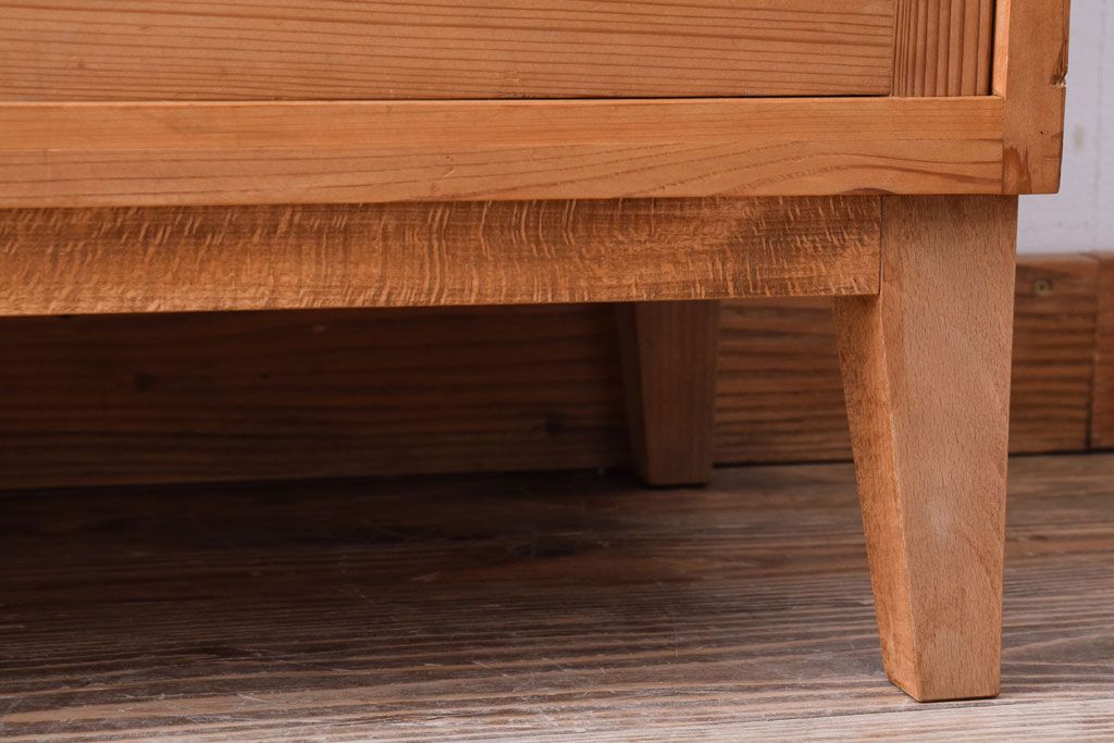 アンティーク家具　ナチュラルスタイル　モールガラス入り　和製アンティークの脚付き収納棚(戸棚)