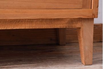 アンティーク家具　ナチュラルスタイル　モールガラス入り　和製アンティークの脚付き収納棚(戸棚)