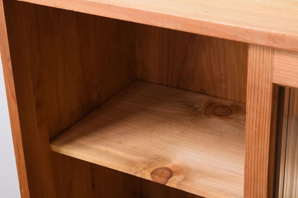 アンティーク家具　ナチュラルスタイル　モールガラス入り　和製アンティークの脚付き収納棚(戸棚)