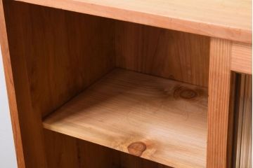 アンティーク家具　ナチュラルスタイル　モールガラス入り　和製アンティークの脚付き収納棚(戸棚)