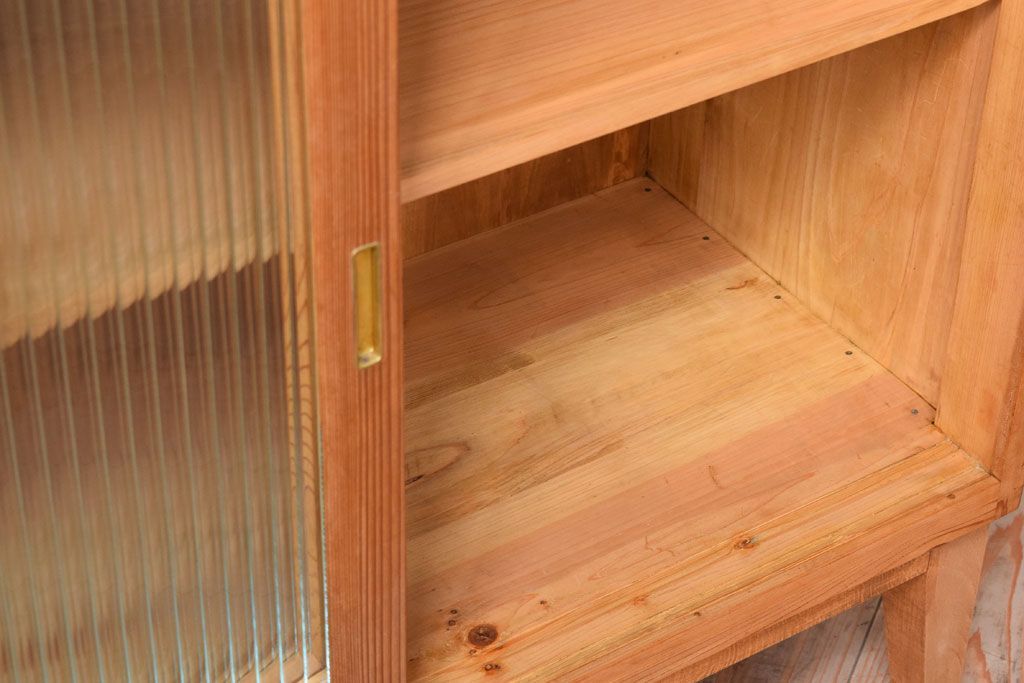 アンティーク家具　ナチュラルスタイル　モールガラス入り　和製アンティークの脚付き収納棚(戸棚)