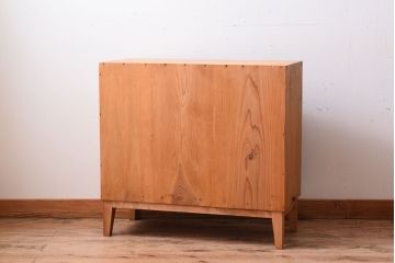 アンティーク家具　ナチュラルスタイル　モールガラス入り　和製アンティークの脚付き収納棚(戸棚)